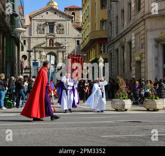 Procesión del Resucitado in traditionellen langen Bademänteln mit silbernen Lampen und silbernem Kreuz Ostersonntagmorgen Santander Cantabria Spanien Stockfoto