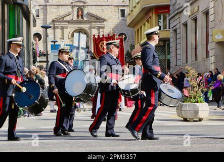 Procesión del Resucitado mit einer marschierenden Blaskapelle in Uniform Ostersonntagmorgen Santander Cantabria Spanien Stockfoto