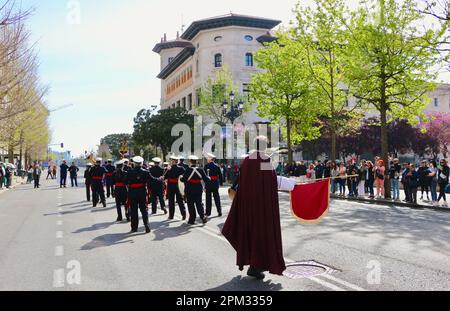 Procesión del Resucitado mit einer marschierenden Blaskapelle in Uniform Ostersonntagmorgen Santander Cantabria Spanien Stockfoto