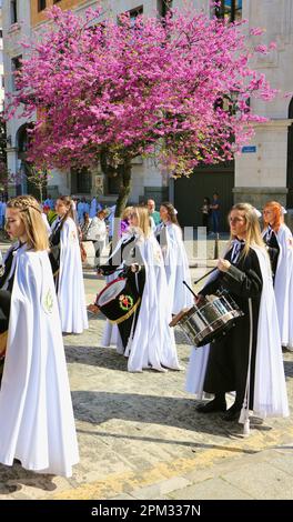 Los Dolores Bruderschaft Schlagzeuger in der Ostersonntags-Prozession Santander Cantabria Spanien 2023 Stockfoto