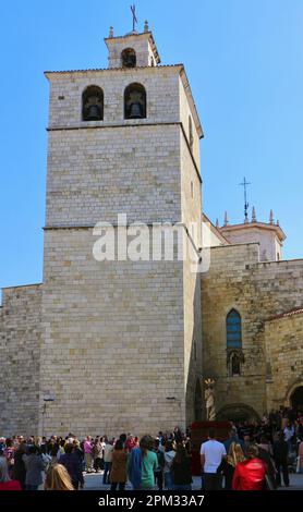 Schwimmerskulptur von Jesus Christus, der Auferstehungs-Christus, in der Ostersonntagsprozession mit dem Glockenturm der Santander Kathedrale Cantabria Spanien Stockfoto