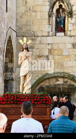 Schwimmerskulptur von Jesus Christus, dem Auferstehungs-Christus in der Ostersonntagsprozession mit dem Eingang zur Santander Kathedrale Cantabria Spanien Stockfoto