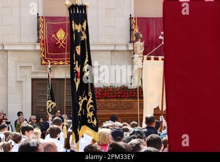 Teilnehmer an der Ostersonntagsprozession mit einer Skulptur von Jesus Christus auferstandenen Plaza Obispo Eguino y Trecu Santander Cantabria Spanien Stockfoto