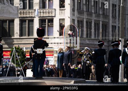 AMSTERDAM - der französische Präsident Emmanuel Macron und seine Frau Brigitte legten in Gegenwart von Premierminister Mark Rutte und Bürgermeisterin Femke Halsema einen Kranz am Nationaldenkmal auf dem Damplein. Das Präsidentenpaar wird den Niederlanden einen zweitägigen Staatsbesuch abstatten. ANP JEROEN JUMELET niederlande raus - belgien raus Stockfoto