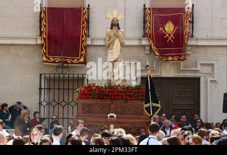 Teilnehmer an der Ostersonntagsprozession mit einer Skulptur von Jesus Christus auferstandenen Plaza Obispo Eguino y Trecu Santander Cantabria Spanien Stockfoto