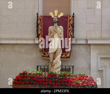 Ostersonntags-Prozession mit einer Skulptur von Jesus Christus wiederauferstandener Plaza Obispo Eguino y Trecu Santander Cantabria Spanien Stockfoto