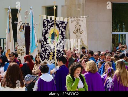 Während der Ostersonntags-Parade vor der Santander Cathedral Plaza Obispo Eguino y Trecu Santander Cantabria Spanien wurden die prozessionalen Kirchenbanner getragen Stockfoto