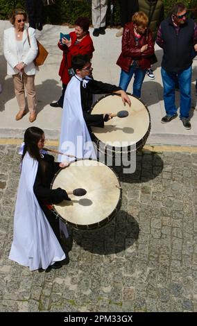 Los Dolores Bruderschaft Schlagzeuger in der Ostersonntags-Prozession Santander Cantabria Spanien 2023 Stockfoto