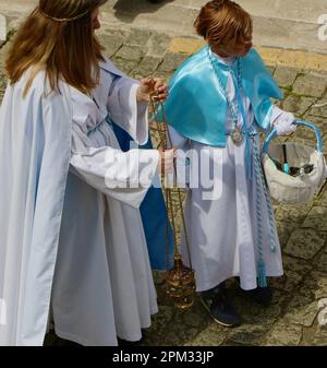 Metallzenser mit Kettenaufhängung oder Drehzapfen, getragen von einem Mädchen in der Ostersonntagsprozession Santander Cantabria Spanien Stockfoto