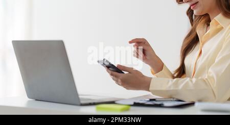 Beautiful American Woman schließt KYC mit einem Online-Banking-Programm ab, um ein digitales Sparkonto zu eröffnen. Die Definition von Cybersicherheit Stockfoto