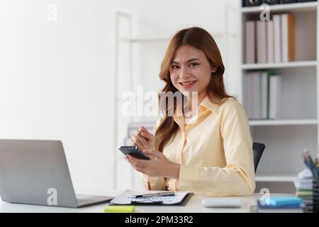 Beautiful American Woman schließt KYC mit einem Online-Banking-Programm ab, um ein digitales Sparkonto zu eröffnen. Die Definition von Cybersicherheit Stockfoto