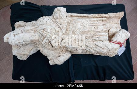 Trier, Deutschland. 11. April 2023. Das 1,20 Meter hohe Kalksteinrelief des Kautes, Begleiter des römischen lichtgottes Mithras, befindet sich in der Werkstatt des Rheinischen Landesmuseums Trier. Das Relief wurde bei archäologischen Ausgrabungen auf der Baustelle der neuen Feuerwache gefunden. Die Figur des Weißen soll ein Fackelträger sein, der die aufgehende Sonne symbolisiert. (Zu dpa 'spektakuläre Entdeckung' - Kultstätte mit römischem Relief entdeckt) Kredit: Harald Tittel/dpa/Alamy Live News Stockfoto