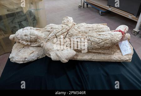 Trier, Deutschland. 11. April 2023. Das 1,20 Meter hohe Kalksteinrelief des Kautes, Begleiter des römischen lichtgottes Mithras, befindet sich in der Werkstatt des Rheinischen Landesmuseums Trier. Das Relief wurde bei archäologischen Ausgrabungen auf der Baustelle der neuen Feuerwache gefunden. Die Figur des Weißen soll ein Fackelträger sein, der die aufgehende Sonne symbolisiert. (Zu dpa 'spektakuläre Entdeckung' - Kultstätte mit römischem Relief entdeckt) Kredit: Harald Tittel/dpa/Alamy Live News Stockfoto