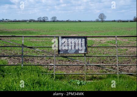 Ein verschlossenes Tor und ein privates „kein Vorfahrtsrecht“-Schild am Eingang zu einem Feld in Cambridgeshire Fens UK Stockfoto