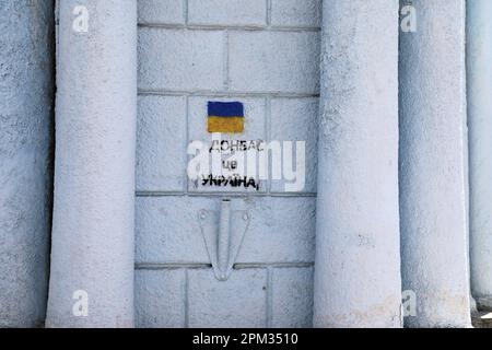 CHASIV YAR, UKRAINE - 10. APRIL 2023 - Ein Graffiti mit der Aufschrift „Donezk ist Ukraine“ wird in Tschassiv Yar, Donezk, Ostukraine, abgebildet. Stockfoto