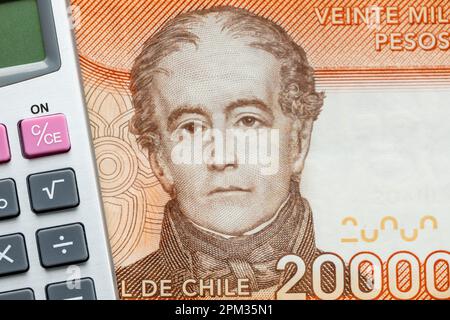 Rechner und Banknote für den höchsten Wert in Chile, 20000 000 Pesos, Finanzkonzept, chilenischer Währungswert, Nahaufnahme Stockfoto