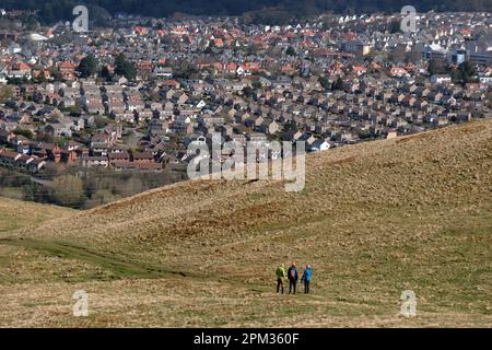 Edinburgh, Schottland, Großbritannien. 11. April 2023 Wanderer genießen heute Morgen das gute Wetter auf den verschiedenen Wegen und Pfaden rund um den Pentland Hills Regional Park. Die Pisten der Pentland Hills liegen neben den Dächern der Stadt Edinburgh South und die Wanderer geben einen Eindruck von der Größe. Kredit: Craig Brown/Alamy Live News Stockfoto