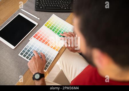 Männlicher Designer mit Grafiktablett im Büro, Draufsicht Stockfoto