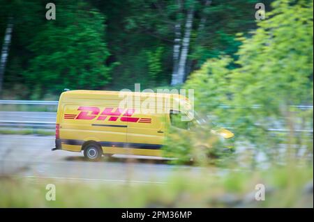 Ein DHL Transporter Van, der auf einer Autobahn fährt Stockfoto