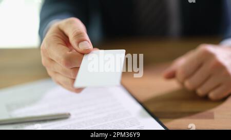 Geschäftsmann Banker, der eine Kreditkarte für die Kundenaufnahme übergibt Stockfoto