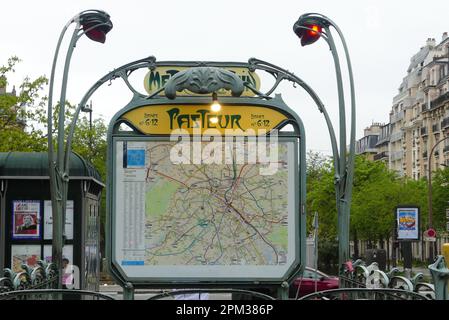 Paris, Frankreich. April 02. 2023 Uhr. Typischer Eintritt zu den öffentlichen Verkehrsmitteln von Paris. RATP-Metrostation im Retro-Stil. Stockfoto