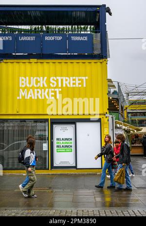 Camden Town, London, Großbritannien: Menschen, die am Eingang zum Buck Street Market auf der Camden High Street vorbeigehen. Teil des Camden Market. Stockfoto