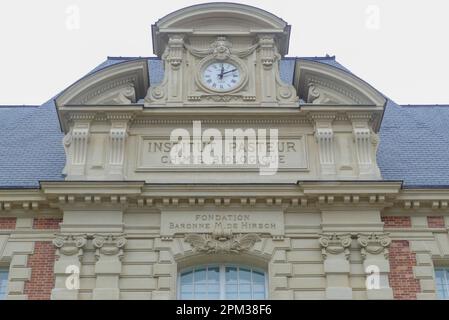 Paris, Frankreich. April 02. 2023. Errichtung der Stiftung des Pasteur. Ein medizinisches Forschungsinstitut, das sich der Erforschung von Krankheiten und Impfstoffen widmet. Stockfoto