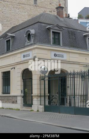 Paris, Frankreich. April 02. 2023. Errichtung der Stiftung des Pasteur. Ein medizinisches Forschungsinstitut, das sich der Erforschung von Krankheiten und Impfstoffen widmet. Stockfoto