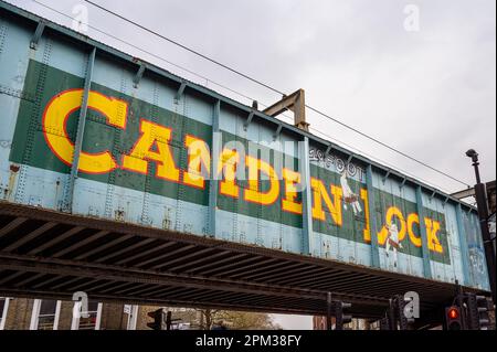 Camden Town, London, Vereinigtes Königreich: Eisenbahnbrücke über die Camden High Street in der Nähe des Camden Market. Diese Brücke liegt in der Nähe von Camden Lock am Regents Canal. Stockfoto