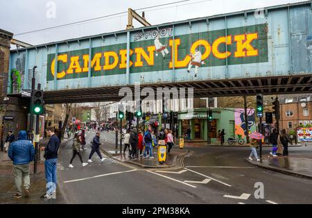 Camden Town, London, Vereinigtes Königreich: Eisenbahnbrücke über die Camden High Street in der Nähe des Camden Market. Diese Brücke liegt in der Nähe von Camden Lock am Regents Canal. Stockfoto
