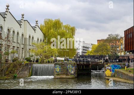 Camden Town, London, Vereinigtes Königreich: Regents Canal in der Nähe von Camden Market und Hawley Wharf. Blick auf Hawley Lock. Stockfoto