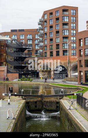 Camden Town, London, Vereinigtes Königreich: Regents Canal in der Nähe des Camden Market. Kentish Town Lock mit Hawley Wharf dahinter. Stockfoto