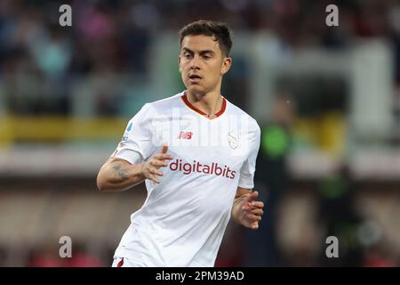 Turin, Italien, 8. April 2023. Paulo Dybala von AS Roma schaut beim Spiel der Serie A im Stadio Grande Torino in Turin zu. Der Bildausdruck sollte lauten: Jonathan Moscrop/Sportimage Stockfoto