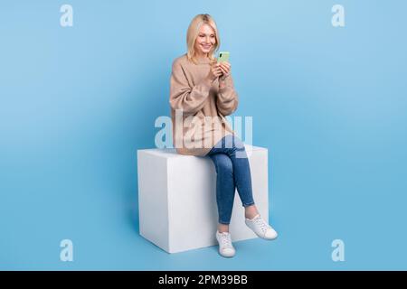 Großes Porträt von netter positiver Person, abgetrennt auf blauem Hintergrund Stockfoto