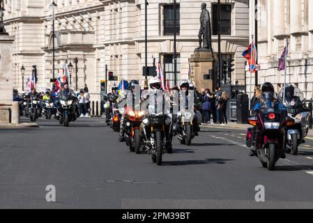 Fahrt zum Gedenken an die verstorbene Königin Elisabeth II. Von Militärveteranen Motorradfahrern von Rolling Thunder, die auch für den Schutz von Veteranen kämpfen Stockfoto