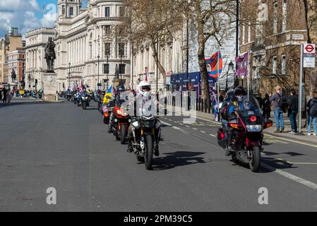 Fahrt zum Gedenken an die verstorbene Königin Elisabeth II. Von Militärveteranen Motorradfahrern von Rolling Thunder, die auch für den Schutz von Veteranen kämpfen Stockfoto