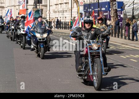 Fahrt zum Gedenken an die verstorbene Königin Elisabeth II. Von Militärveteranen Motorradfahrern von Rolling Thunder, die auch für den Schutz von Veteranen kämpfen Stockfoto