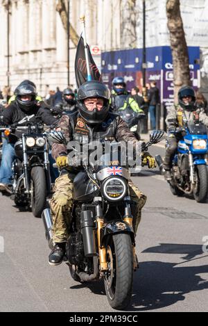 Fahrt zum Gedenken an die verstorbene Königin Elisabeth II. Von Militärveteranen Motorradfahrern von Rolling Thunder, die auch für den Schutz von Veteranen kämpfen Stockfoto