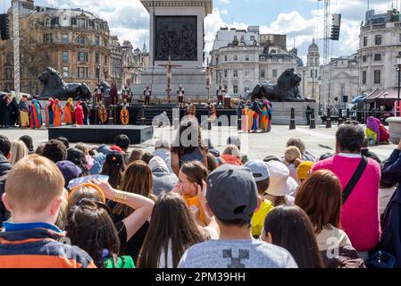 The Passion of Jesus Open Air-Spiel von Wintershall am Trafalgar Square, London, am OsterKarfreitag. Zuschauer beobachten Schauspieler, die Kreuzigung darstellen Stockfoto