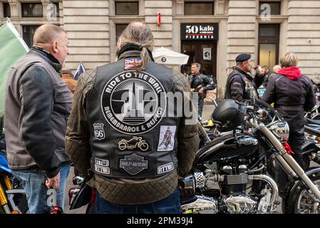 Fahrt zum Gedenken an die verstorbene Königin Elisabeth II. Von Militärveteranen Motorradfahrern von Rolling Thunder, die auch für den Schutz von Veteranen kämpfen Stockfoto