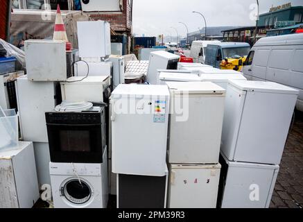 Hamburg, Deutschland. 11. April 2023. Zahlreiche Haushaltsgeräte und Altfahrzeuge stehen auf und vor dem Gelände eines Händlers in der Billstraße im Bezirk Rothenburgsort. Kredit: Daniel Bockwoldt/dpa/Alamy Live News Stockfoto