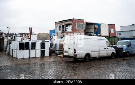 Hamburg, Deutschland. 11. April 2023. Zahlreiche Haushaltsgeräte und Fahrzeuge stehen im Bezirk Rothenburgsort auf und vor dem Gelände eines Händlers in der Billstraße. Kredit: Daniel Bockwoldt/dpa - ACHTUNG: Das Autoschild war aus rechtlichen Gründen verpixelt/dpa/Alamy Live News Stockfoto