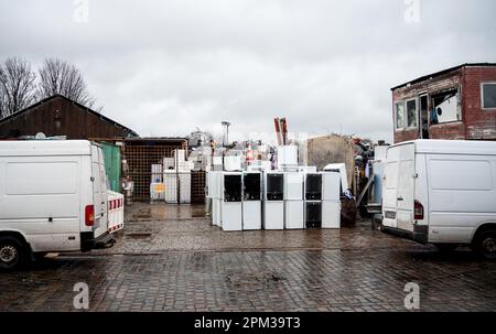 Hamburg, Deutschland. 11. April 2023. Zahlreiche Haushaltsgeräte und Fahrzeuge stehen im Bezirk Rothenburgsort auf und vor dem Gelände eines Händlers in der Billstraße. Kredit: Daniel Bockwoldt/dpa - ACHTUNG: Die Schilder waren aus rechtlichen Gründen verpixelt/dpa/Alamy Live News Stockfoto
