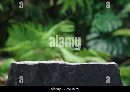 Stone Podium Tisch oben auf der Außenseite verschwommen Monstera Tropenwald Pflanze Natur background.Organic gesunde natürliche Produktpositionierung Sockelaufstellung Stockfoto