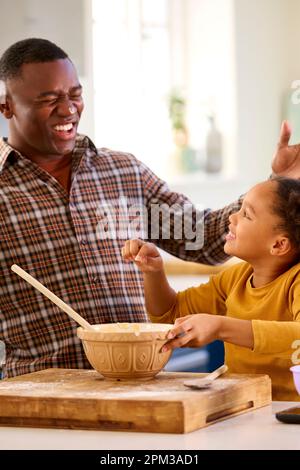 Familienfoto Mit Vater Und Tochter Beim Backen Zu Hause In Der Küche Stockfoto