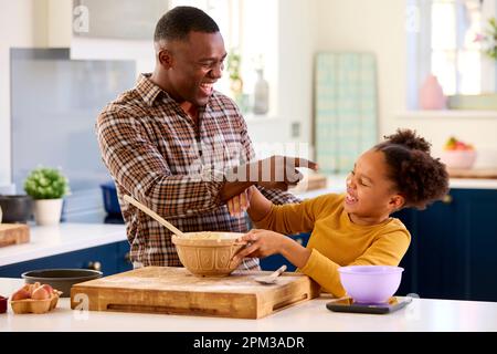 Familienfoto Mit Vater Und Tochter Beim Backen Zu Hause In Der Küche Stockfoto