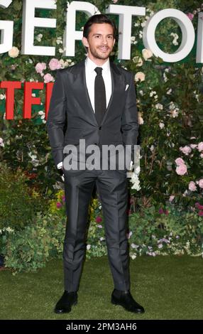 Jonathan Bailey besucht die Weltpremiere der „Bridgerton“-Saison 2 im Tate Modern in London. Stockfoto