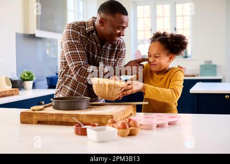 Familienfoto Mit Vater Und Tochter Beim Backen Zu Hause In Der Küche Stockfoto