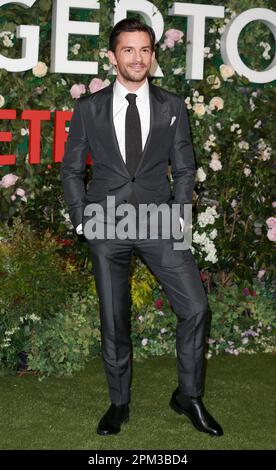 Jonathan Bailey besucht die Weltpremiere der „Bridgerton“-Saison 2 im Tate Modern in London. (Foto: Fred Duval / SOPA Images/Sipa USA) Stockfoto