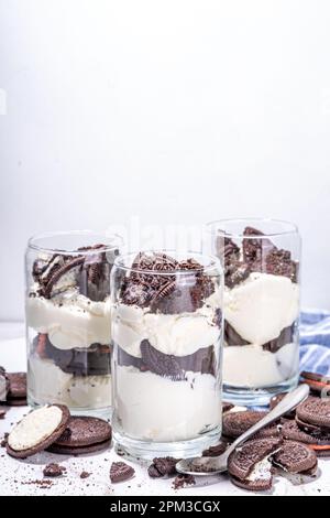 Nachtisch mit Sahne und Keksen. Hausgemachter Oreo-Trifle-Keks mit Vanille-Schokolade und Käsekuchen im Glas, Variation der traditionellen amerikanischen Pause Stockfoto